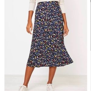 Petite Large  Heart Pull Midi LOFT skirt